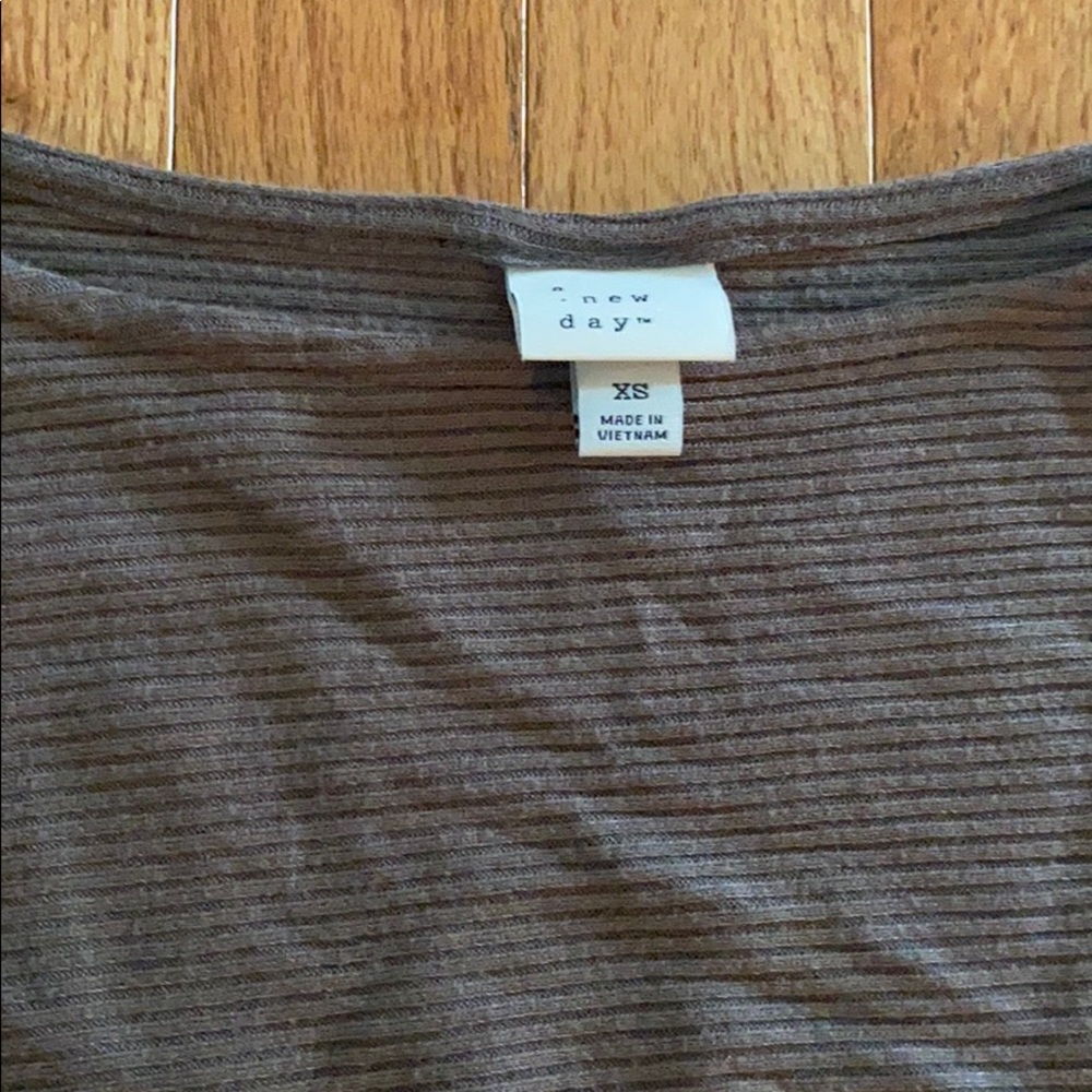 Pretty sweater - Picture 2 of 2